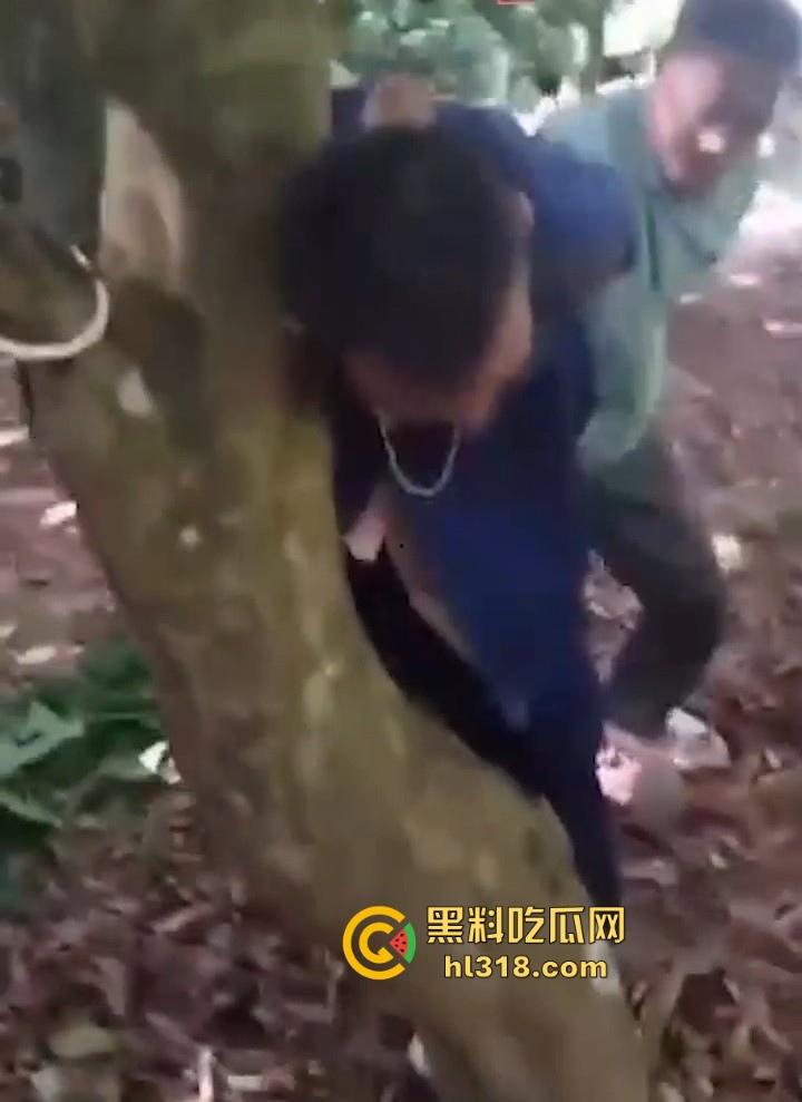 禽兽父强奸亲生女儿!导致女儿怀孕,村民愤怒自发替天行道,吊打禽兽生父,这种人就该打死!