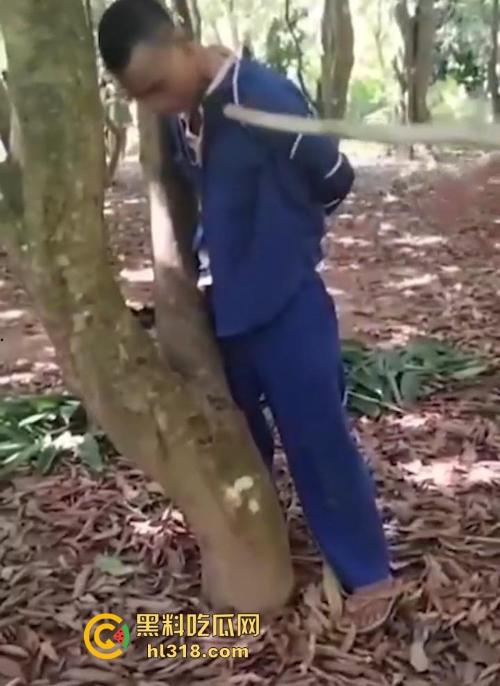 禽兽父强奸亲生女儿!导致女儿怀孕,村民愤怒自发替天行道,吊打禽兽生父,这种人就该打死!