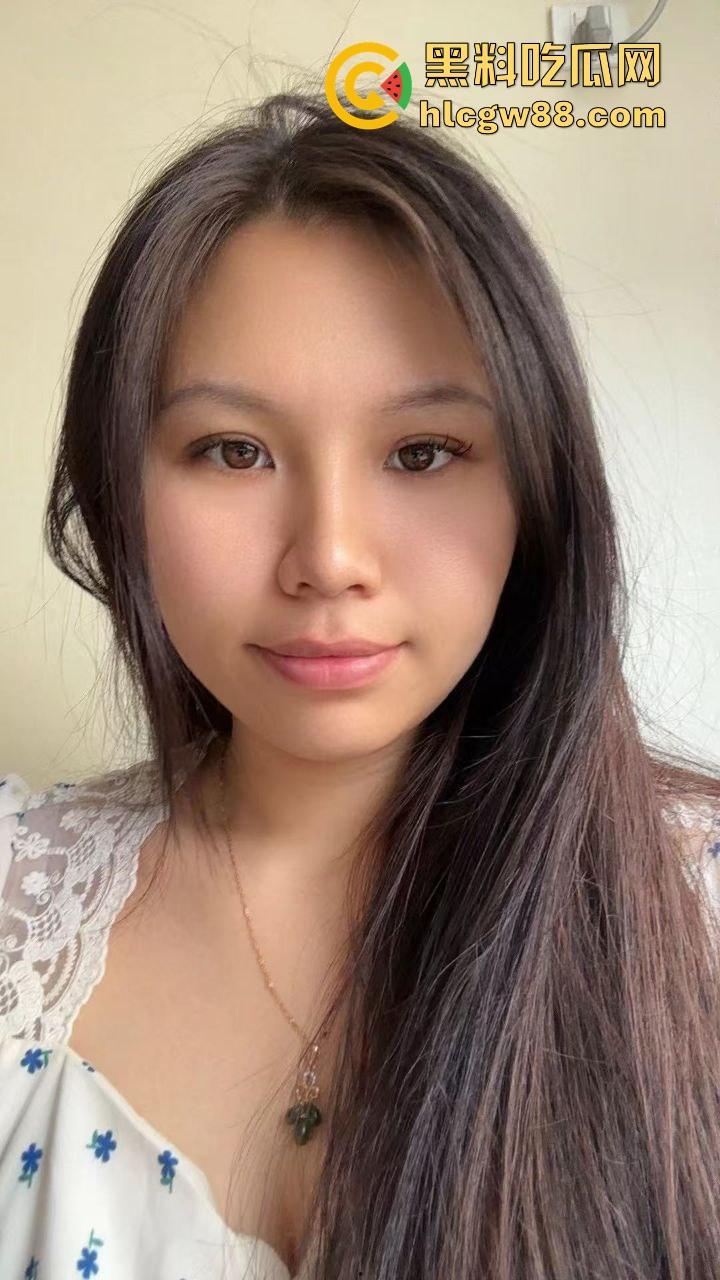 秦皇岛骚婊子【刘琳】约炮被炮友泄出，大奶晃成拨浪鼓，黑奶头硬邦邦，后入嫩屄水喷满腿！