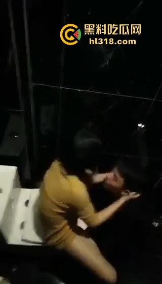 酒吧厕所激情舔逼!高大小男模埋头苦干,把少妇舔的淫水直流,腿夹着头都不想松开!淫荡无比!