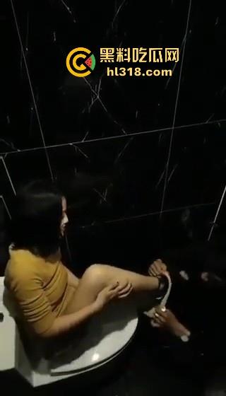 酒吧厕所激情舔逼!高大小男模埋头苦干,把少妇舔的淫水直流,腿夹着头都不想松开!淫荡无比!