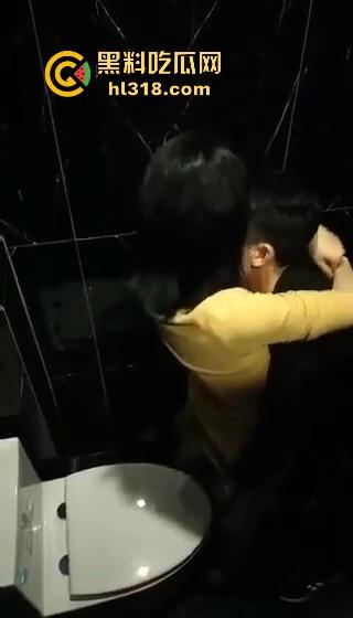 酒吧厕所激情舔逼!高大小男模埋头苦干,把少妇舔的淫水直流,腿夹着头都不想松开!淫荡无比!