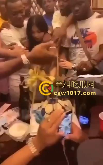 媚黑小仙女淫乱的聊天记录曝光,拿国男的钱去给洋屌花,巴西牛排勾搭黑人大屌无套猛操,各位国男醒醒吧!