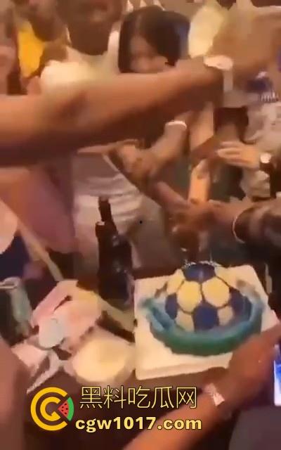 媚黑小仙女淫乱的聊天记录曝光,拿国男的钱去给洋屌花,巴西牛排勾搭黑人大屌无套猛操,各位国男醒醒吧!