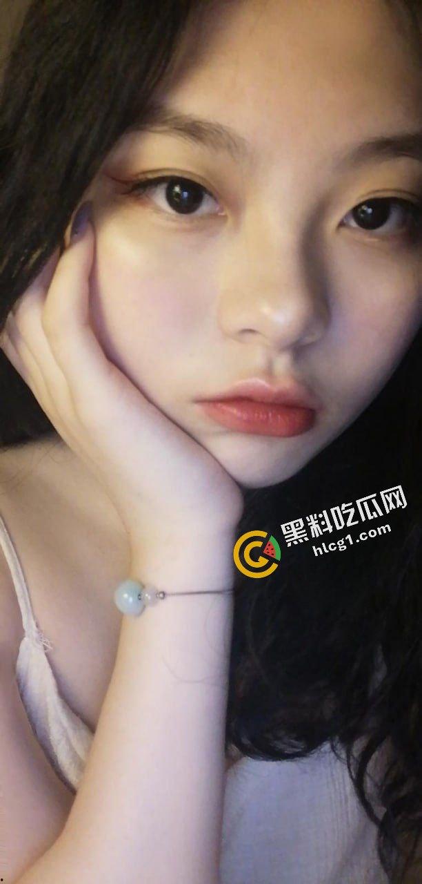 本科大学嫩妹学霸『黄佳』极品反差肉肉女友 操一回便爱上肉棒 居家学习也要操 自拍流出