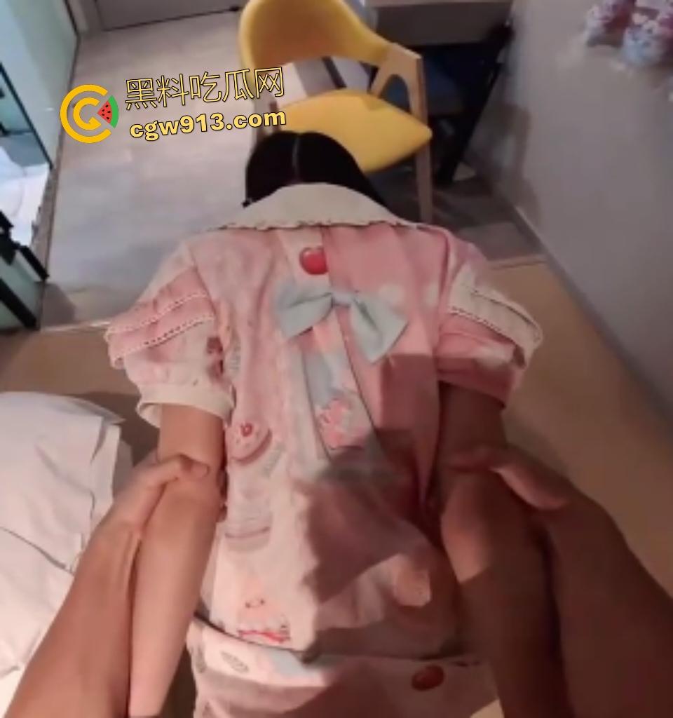 高中双马尾萝莉性欲爆发！樱桃嘴主动送上口交，娇嫩小穴被无套猛操，厕所里被小哥抓辫后入练习骑马！