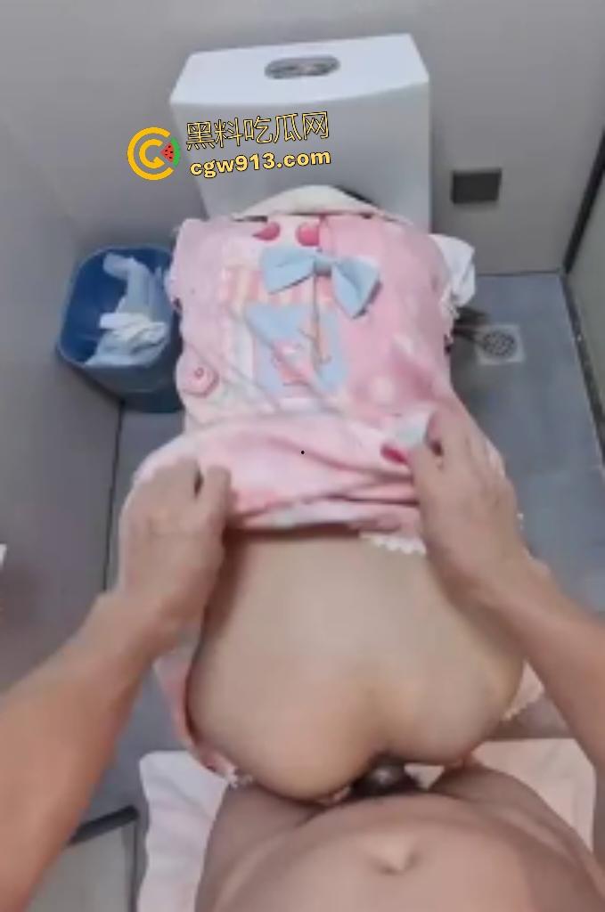 高中双马尾萝莉性欲爆发！樱桃嘴主动送上口交，娇嫩小穴被无套猛操，厕所里被小哥抓辫后入练习骑马！