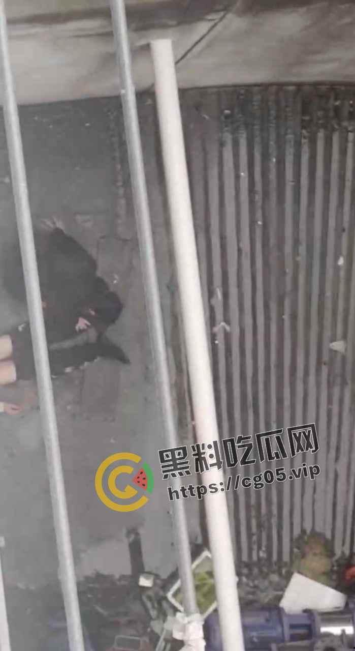 马鞍山职业技术学院 小情侣大白天就在女生宿舍楼下打野战 旺盛的荷尔蒙按耐不住