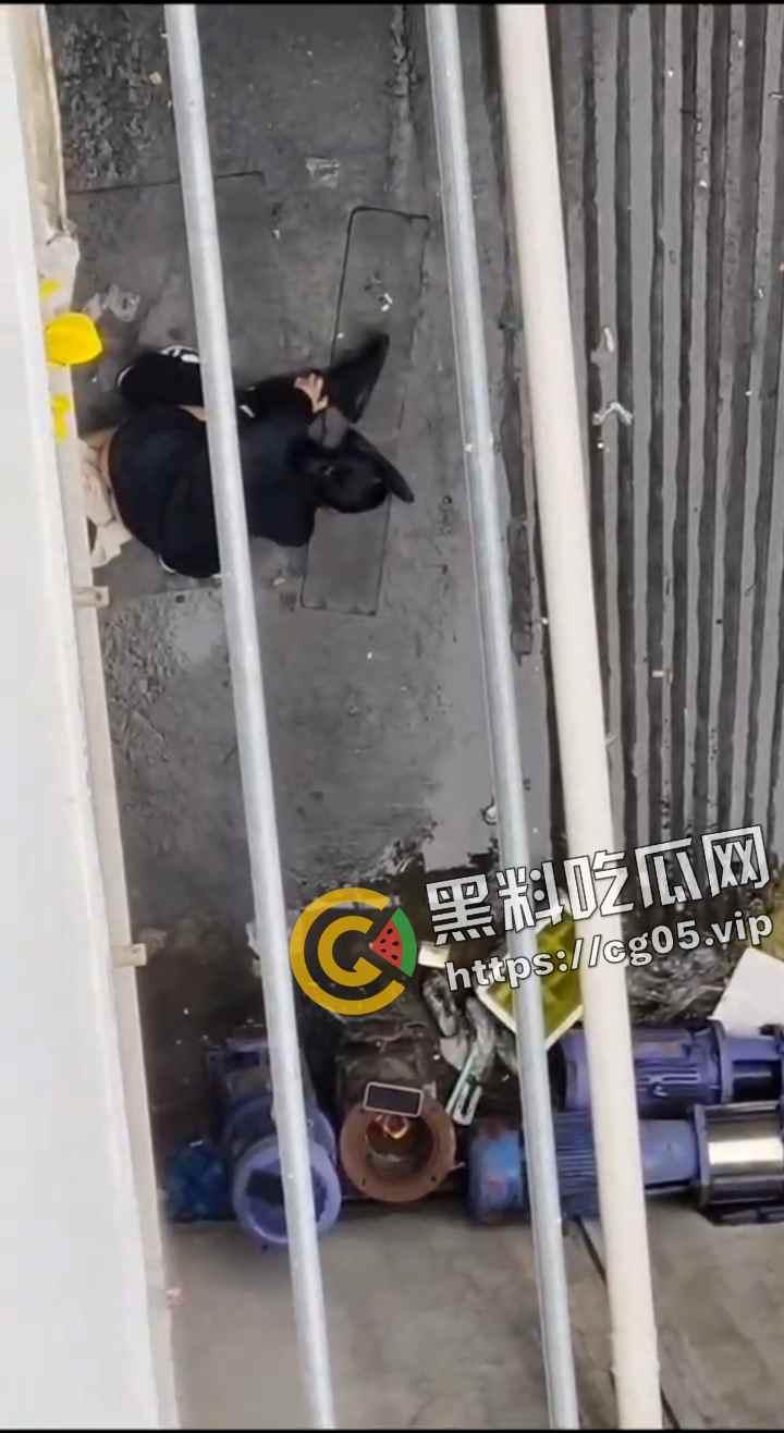 马鞍山职业技术学院 小情侣大白天就在女生宿舍楼下打野战 旺盛的荷尔蒙按耐不住