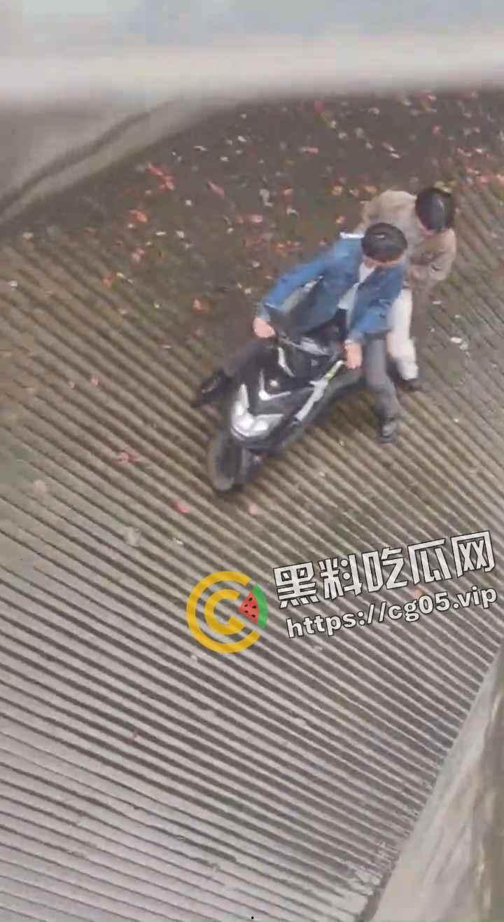 马鞍山职业技术学院 小情侣大白天就在女生宿舍楼下打野战 旺盛的荷尔蒙按耐不住