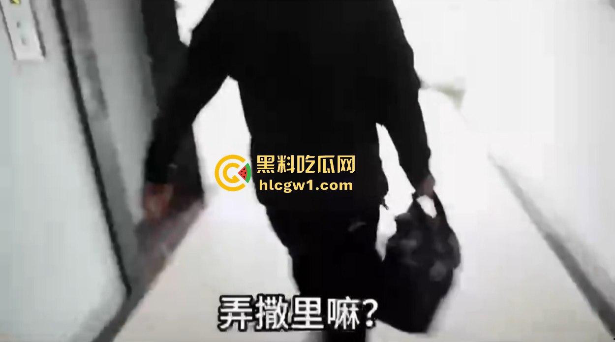 汉中市开锁师傅开门无辜撞见绿油油现场,绿帽现场捉奸,奸夫淫妇正骑马大战,老婆慌得连B都夹紧了!