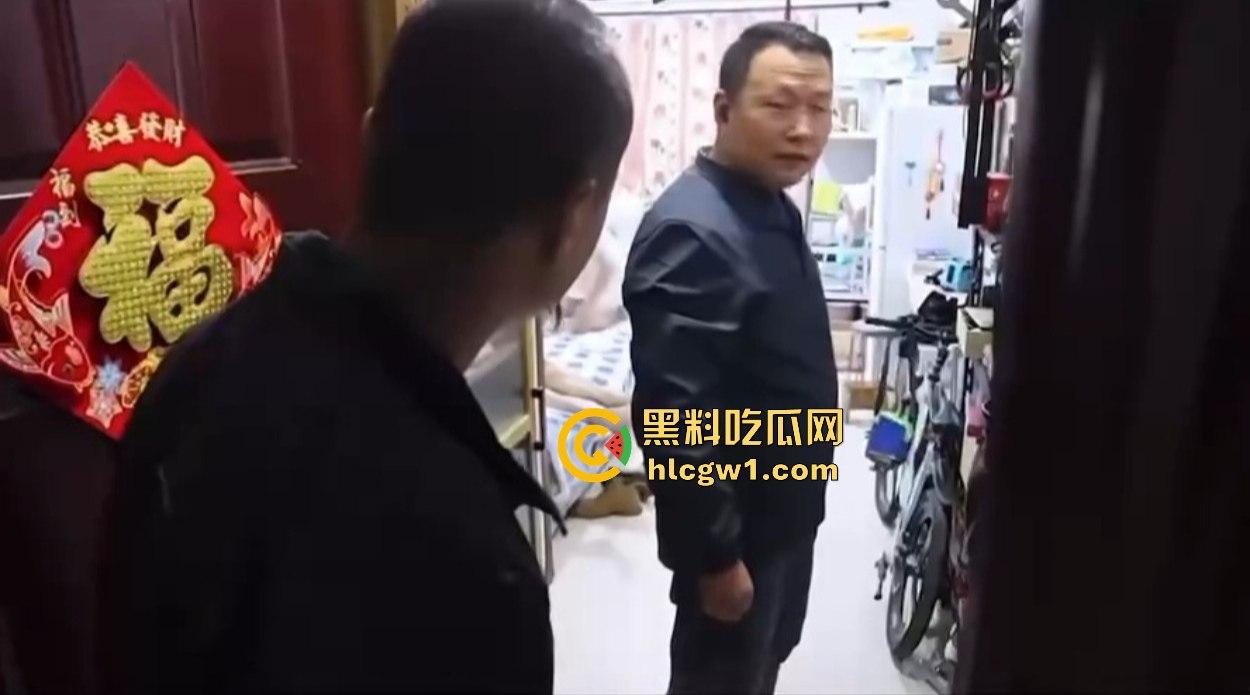 汉中市开锁师傅开门无辜撞见绿油油现场,绿帽现场捉奸,奸夫淫妇正骑马大战,老婆慌得连B都夹紧了!