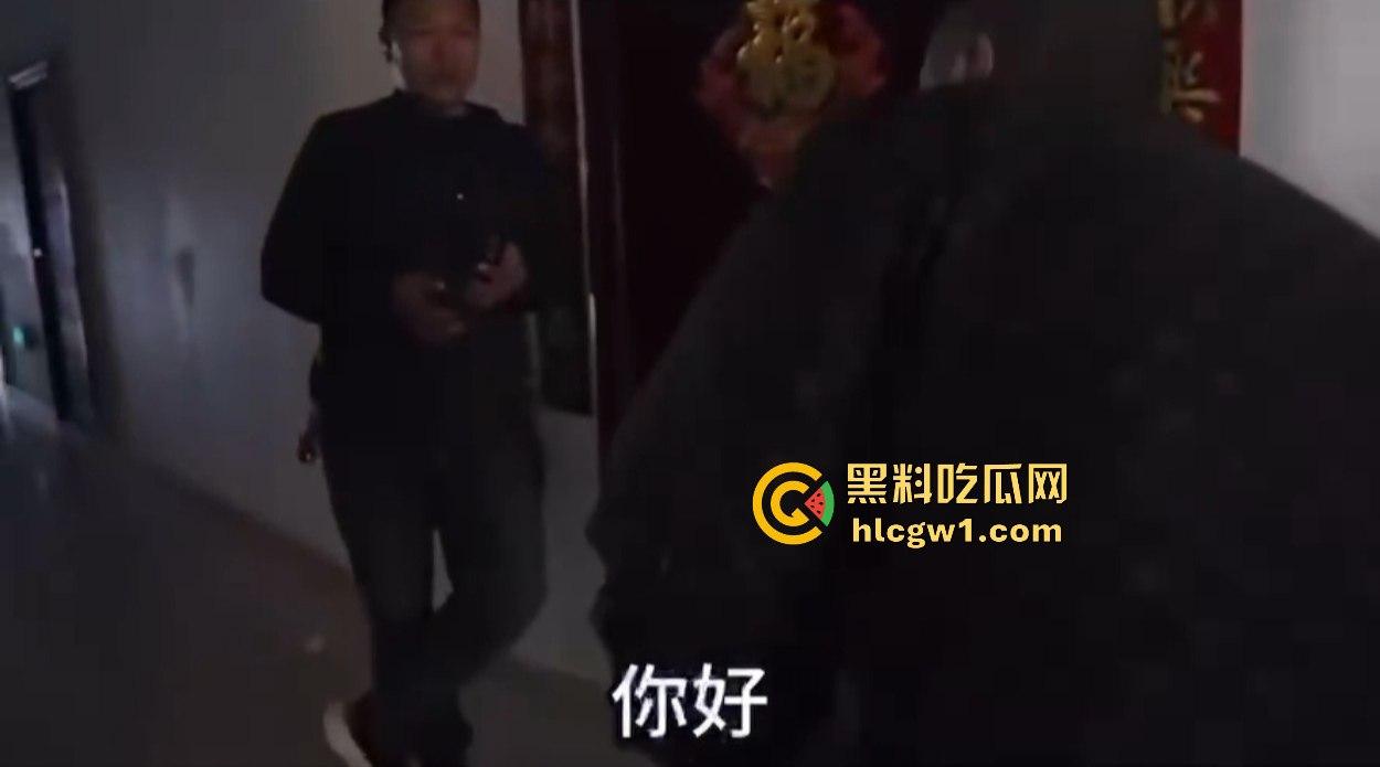 汉中市开锁师傅开门无辜撞见绿油油现场,绿帽现场捉奸,奸夫淫妇正骑马大战,老婆慌得连B都夹紧了!
