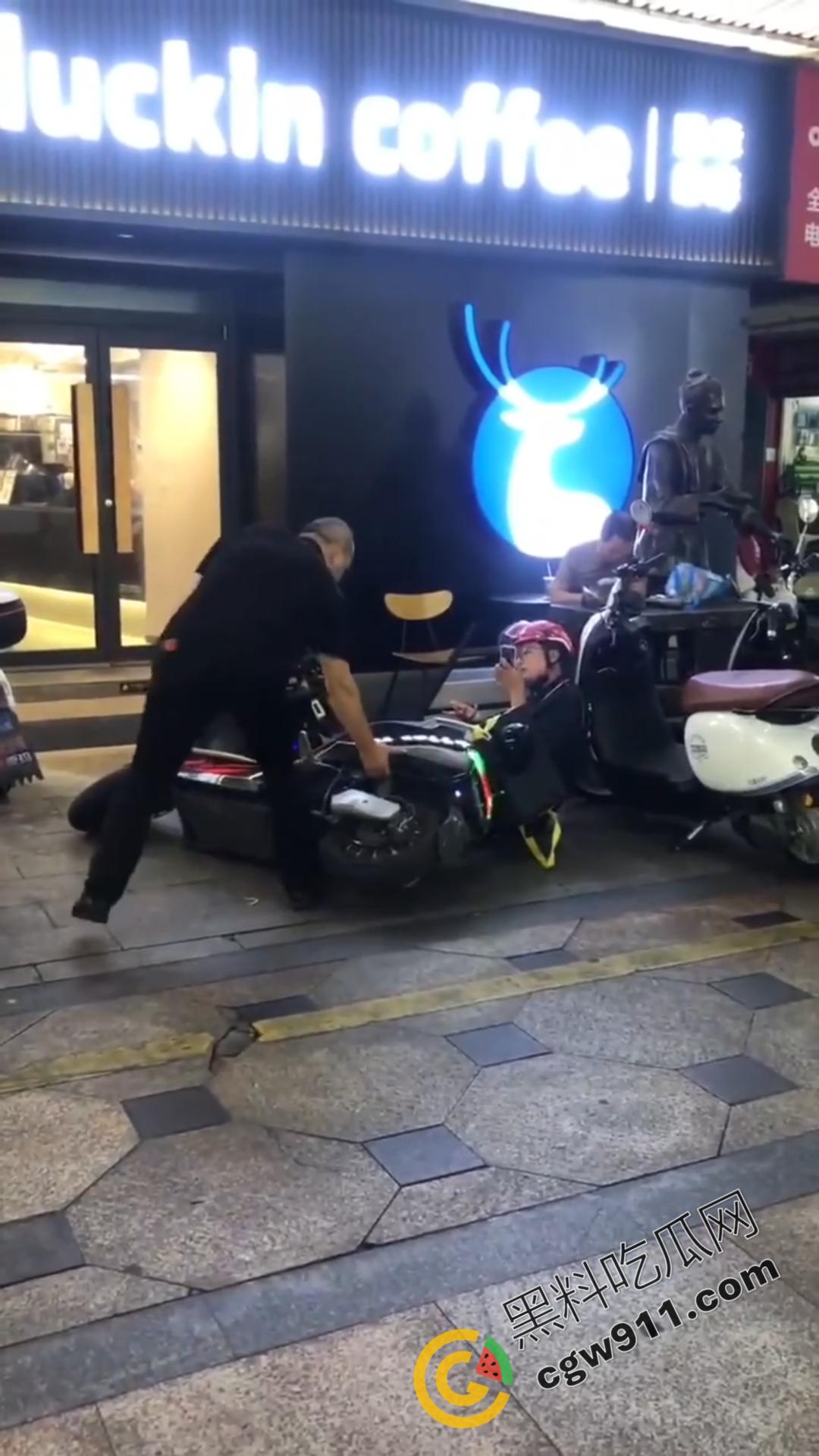 酒后猖狂!广西街头醉汉殴打外卖小哥,众怒齐发围殴教训,醉鬼举止狂妄却换来群殴惨剧