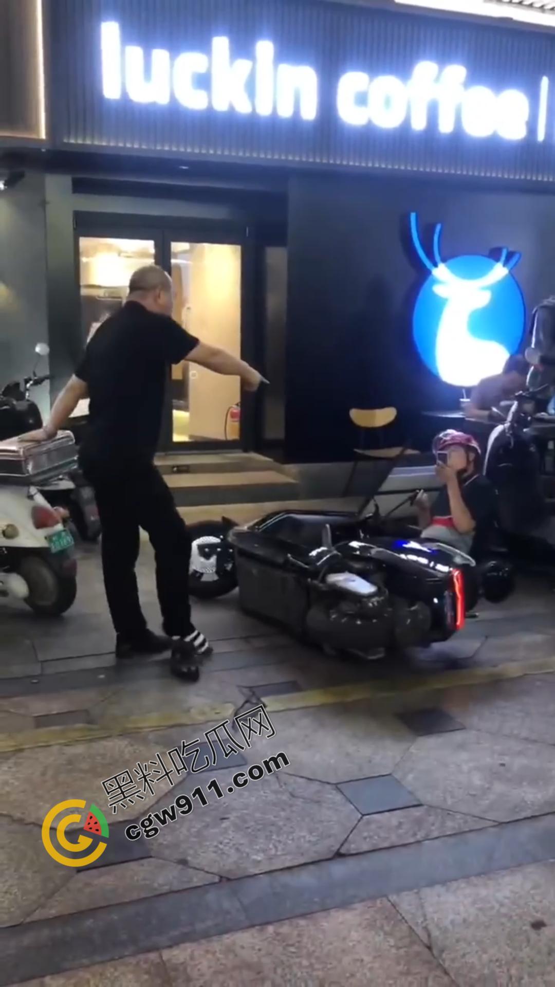 酒后猖狂!广西街头醉汉殴打外卖小哥,众怒齐发围殴教训,醉鬼举止狂妄却换来群殴惨剧