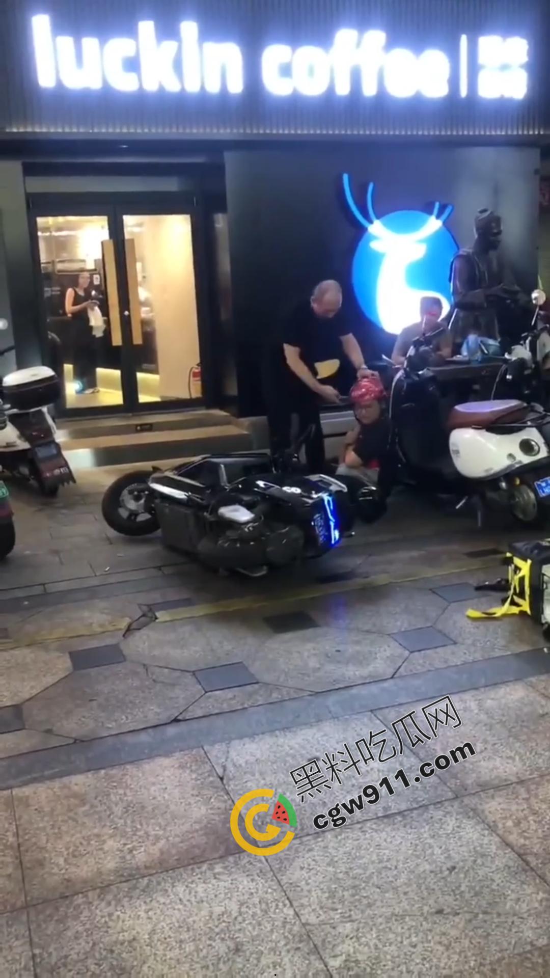 酒后猖狂!广西街头醉汉殴打外卖小哥,众怒齐发围殴教训,醉鬼举止狂妄却换来群殴惨剧