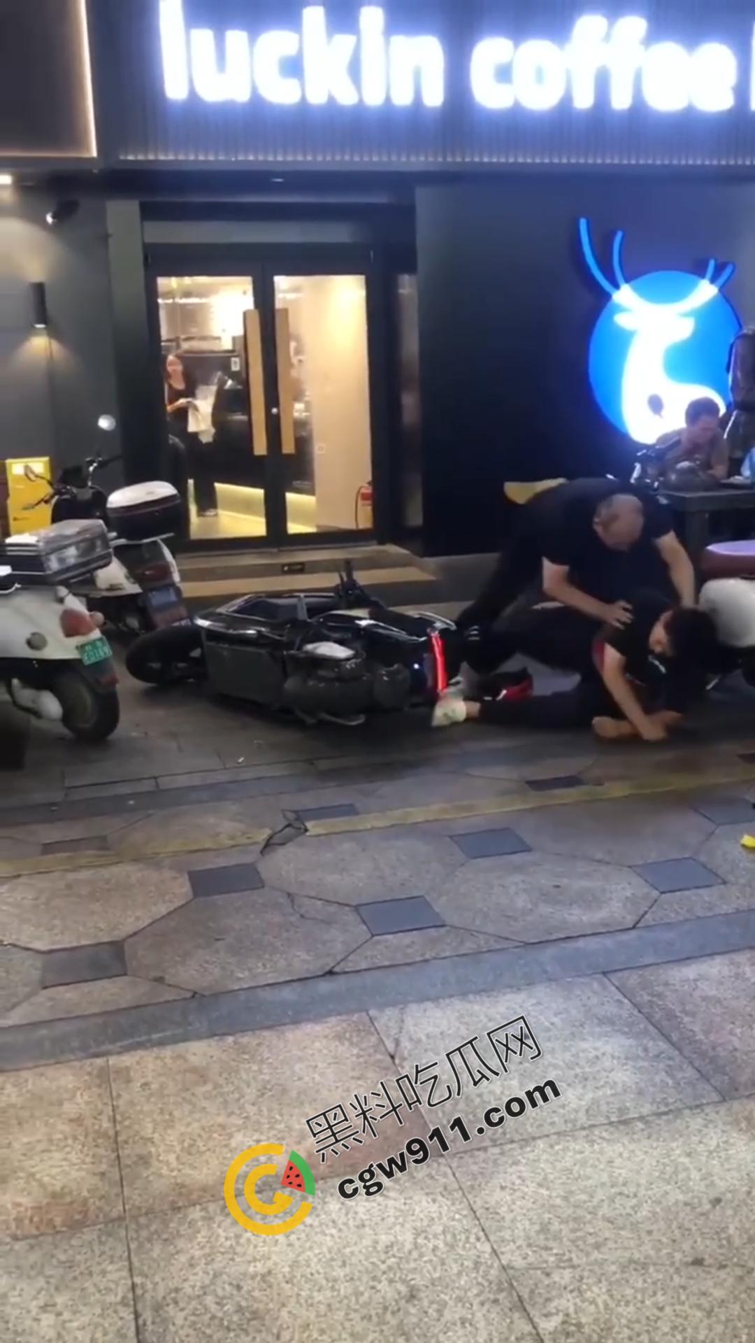 酒后猖狂!广西街头醉汉殴打外卖小哥,众怒齐发围殴教训,醉鬼举止狂妄却换来群殴惨剧