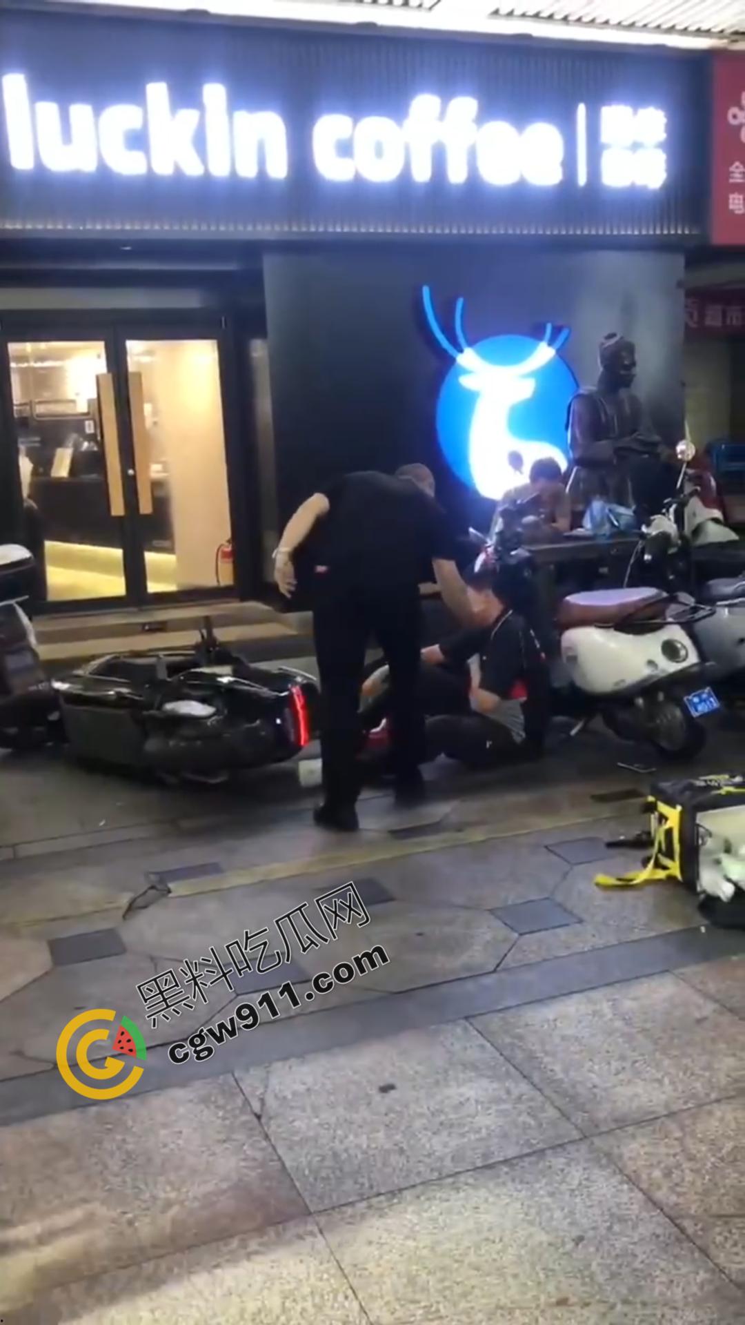 酒后猖狂!广西街头醉汉殴打外卖小哥,众怒齐发围殴教训,醉鬼举止狂妄却换来群殴惨剧