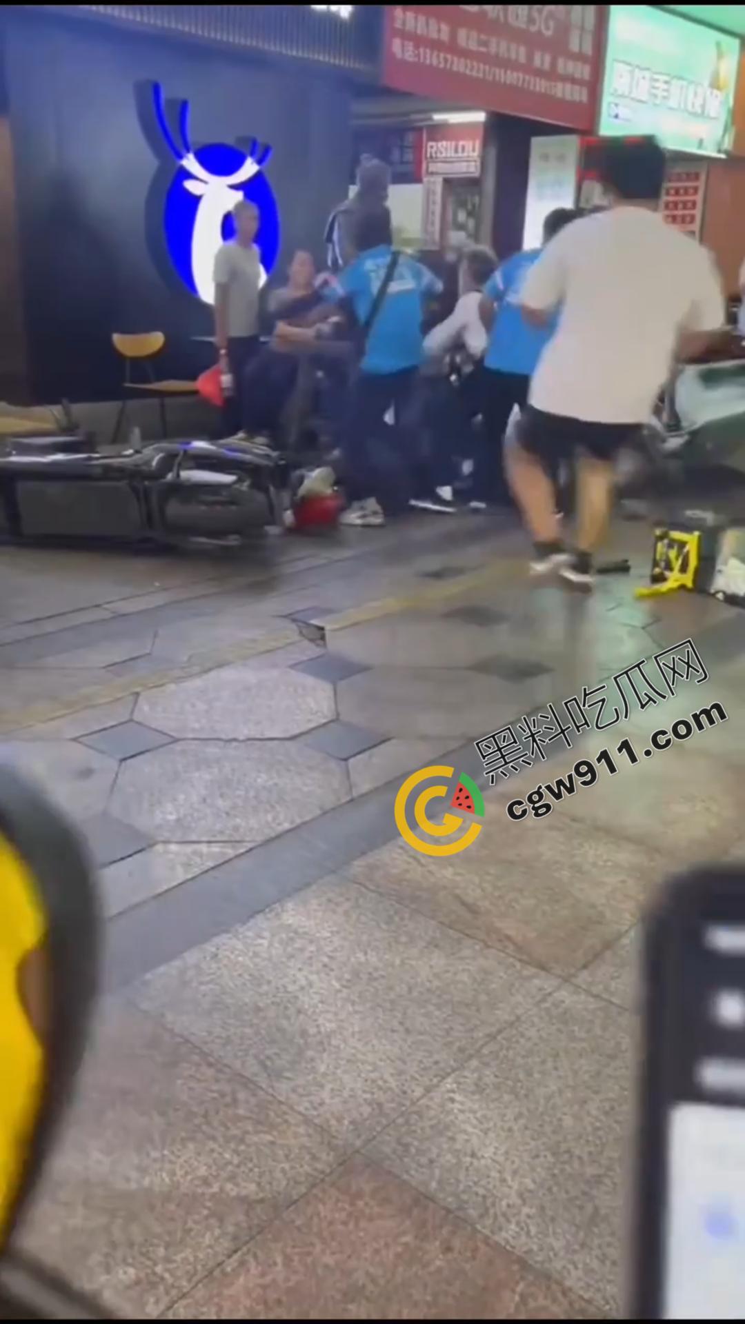 酒后猖狂!广西街头醉汉殴打外卖小哥,众怒齐发围殴教训,醉鬼举止狂妄却换来群殴惨剧