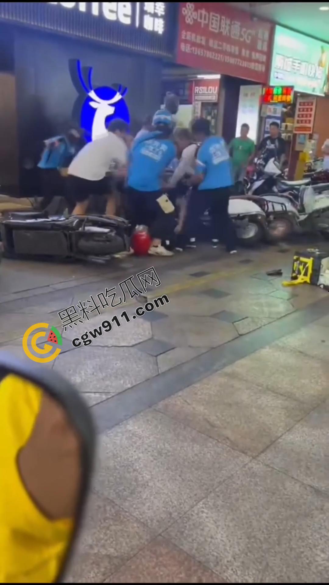 酒后猖狂!广西街头醉汉殴打外卖小哥,众怒齐发围殴教训,醉鬼举止狂妄却换来群殴惨剧