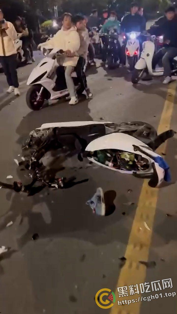 桂林野仔半夜飙车 把路人小腿撞断后没钱赔 有钱买鬼火 没钱擦屁股 现场血腥视频流出