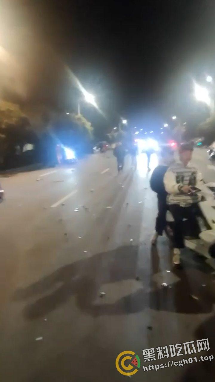 桂林野仔半夜飙车 把路人小腿撞断后没钱赔 有钱买鬼火 没钱擦屁股 现场血腥视频流出