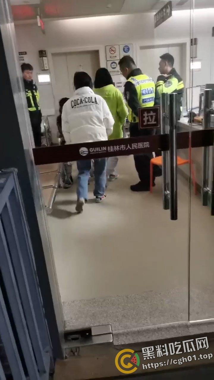 桂林野仔半夜飙车 把路人小腿撞断后没钱赔 有钱买鬼火 没钱擦屁股 现场血腥视频流出