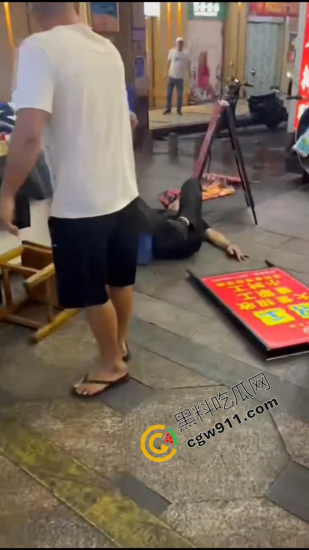 酒后猖狂!广西街头醉汉殴打外卖小哥,众怒齐发围殴教训,醉鬼举止狂妄却换来群殴惨剧