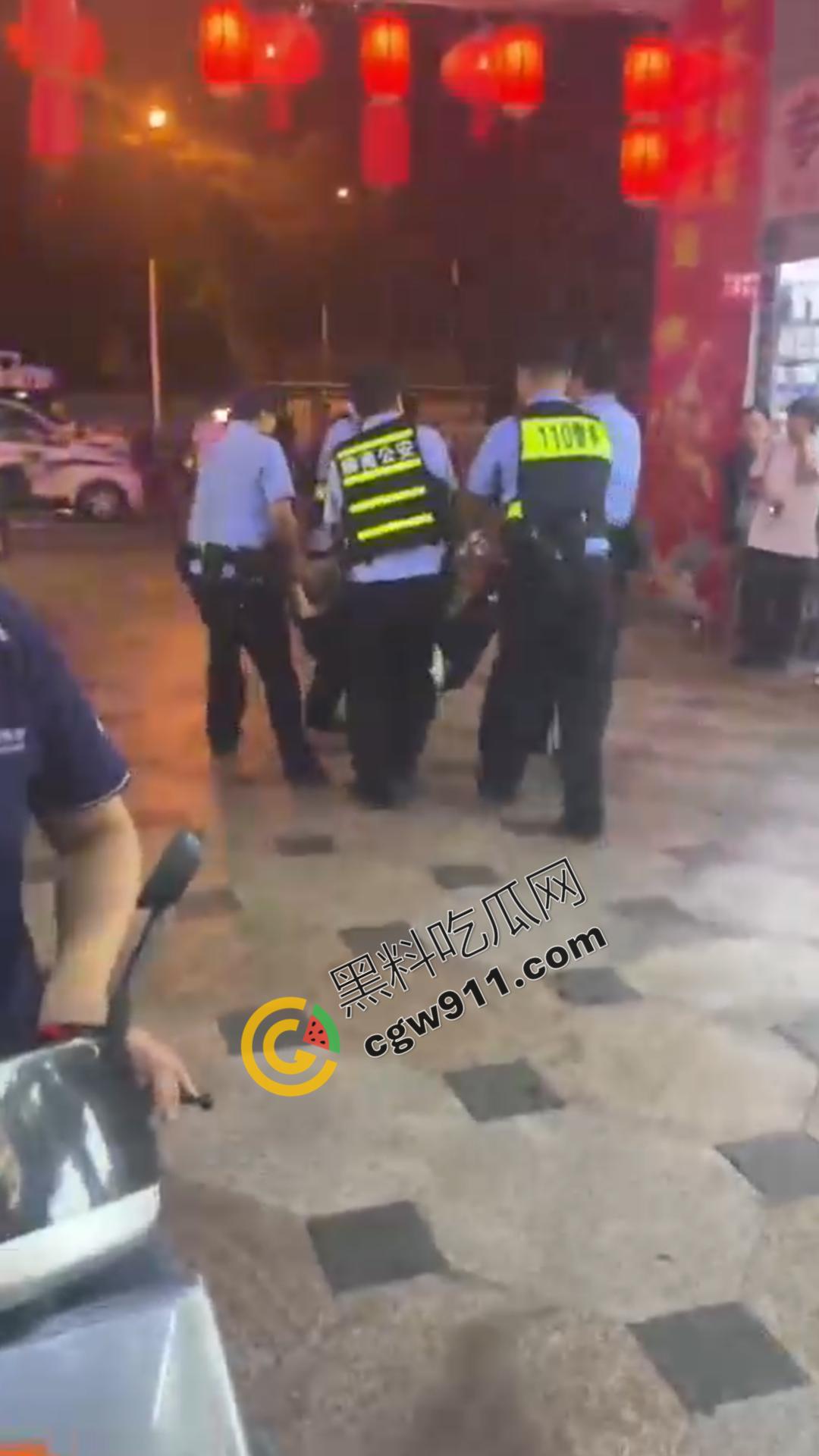 酒后猖狂!广西街头醉汉殴打外卖小哥,众怒齐发围殴教训,醉鬼举止狂妄却换来群殴惨剧