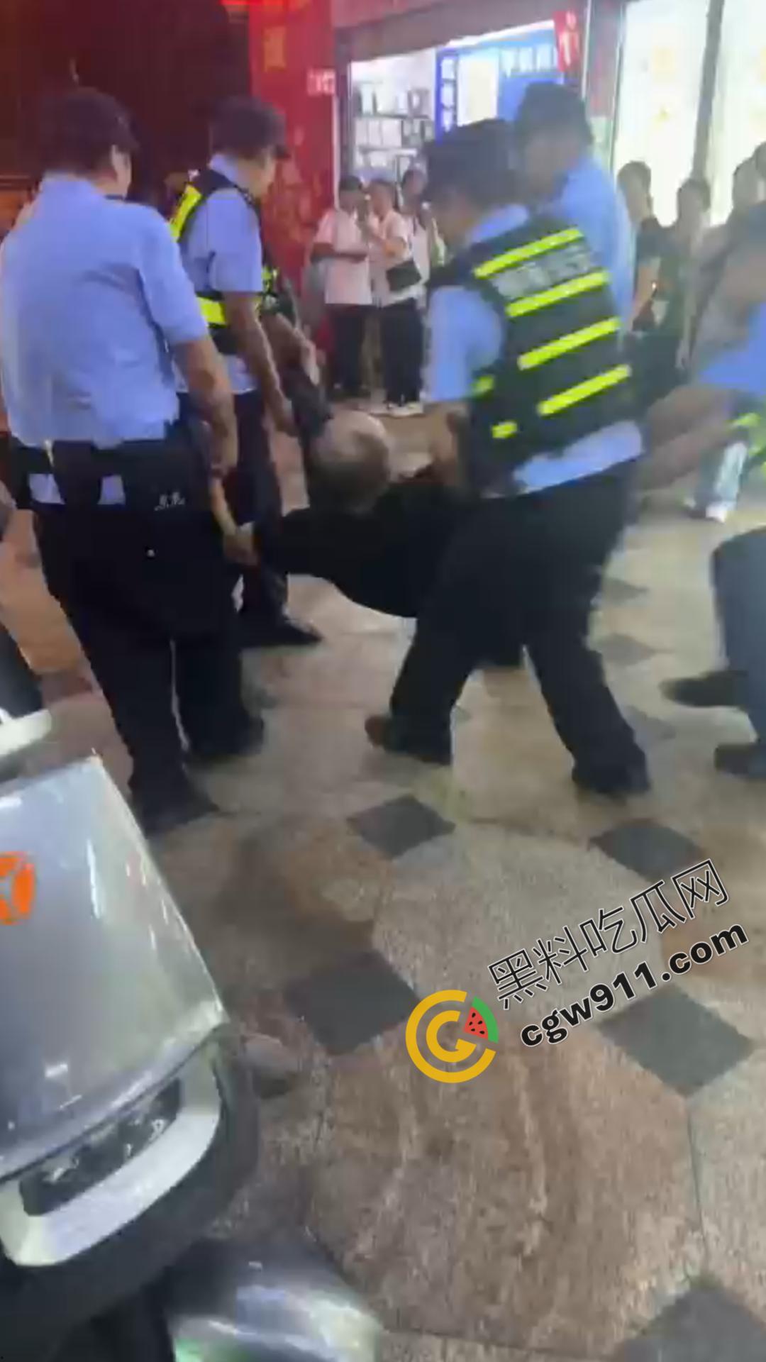 酒后猖狂!广西街头醉汉殴打外卖小哥,众怒齐发围殴教训,醉鬼举止狂妄却换来群殴惨剧