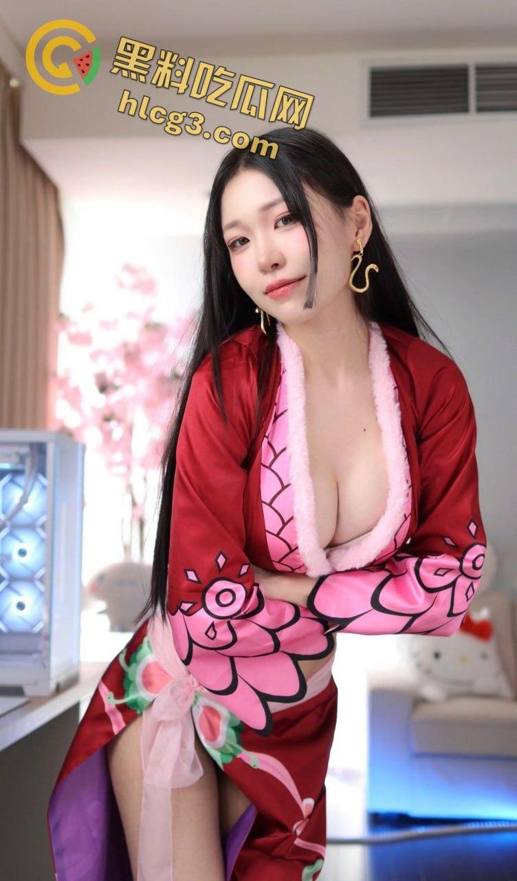 海贼王女帝COS自慰视频火爆全网!高颜值顶级身材,让人无法移开视线