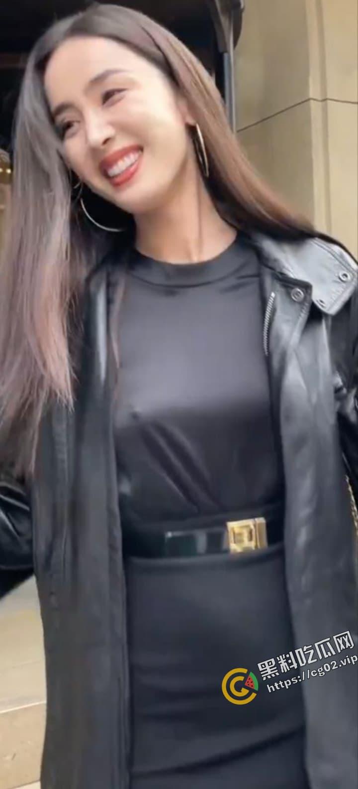 古力娜扎 去了国外不穿内衣 真空凸点 被追星粉丝蹲拍流出