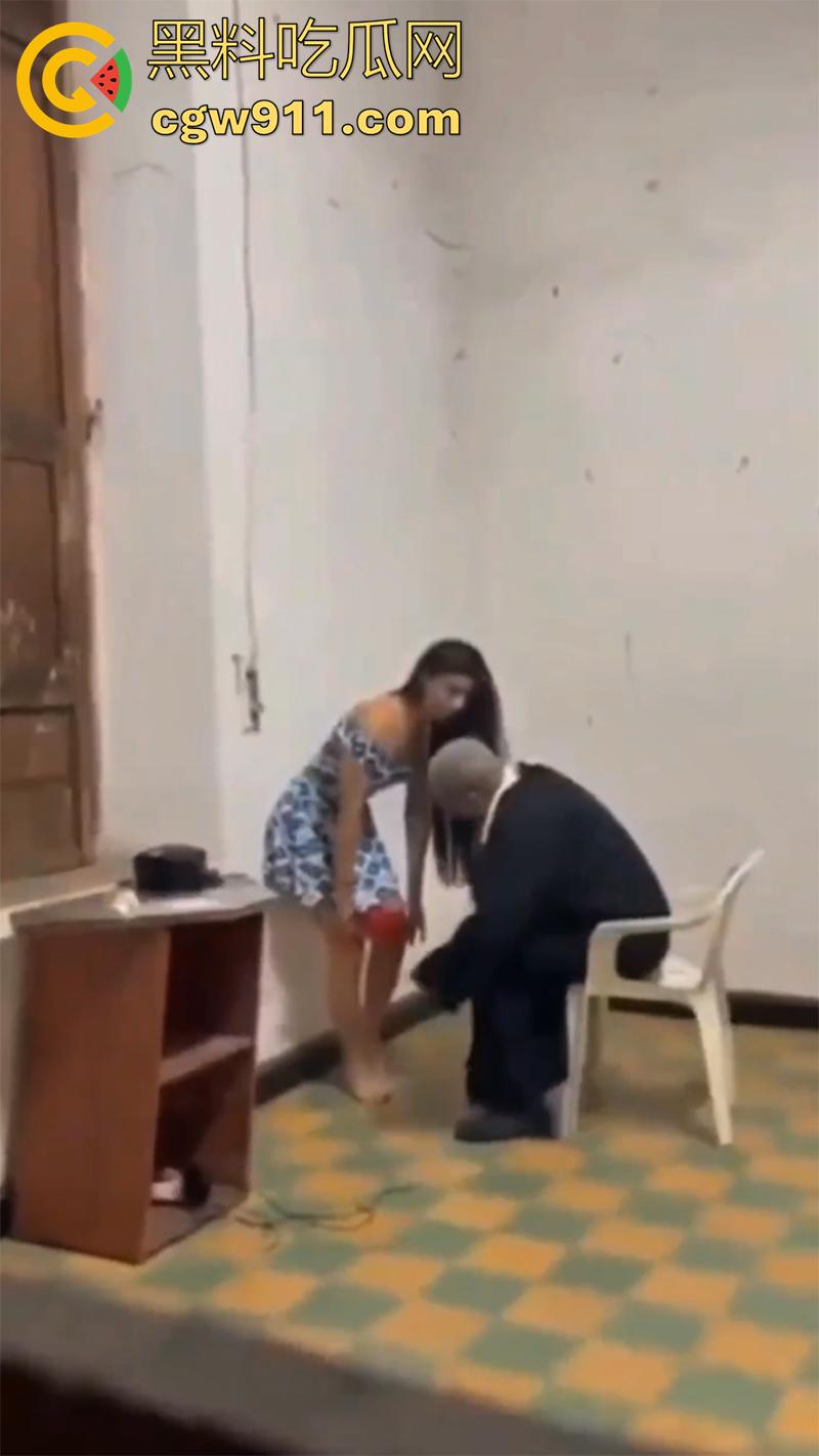 牧师大叔穿道授液,被信徒偷拍,国外牧师密室约会性感洋妞,美腿修长身材极品,正在为尤物净化身心,却被偷拍小伙打断施法!