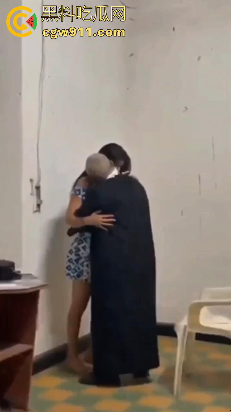 牧师大叔穿道授液,被信徒偷拍,国外牧师密室约会性感洋妞,美腿修长身材极品,正在为尤物净化身心,却被偷拍小伙打断施法!