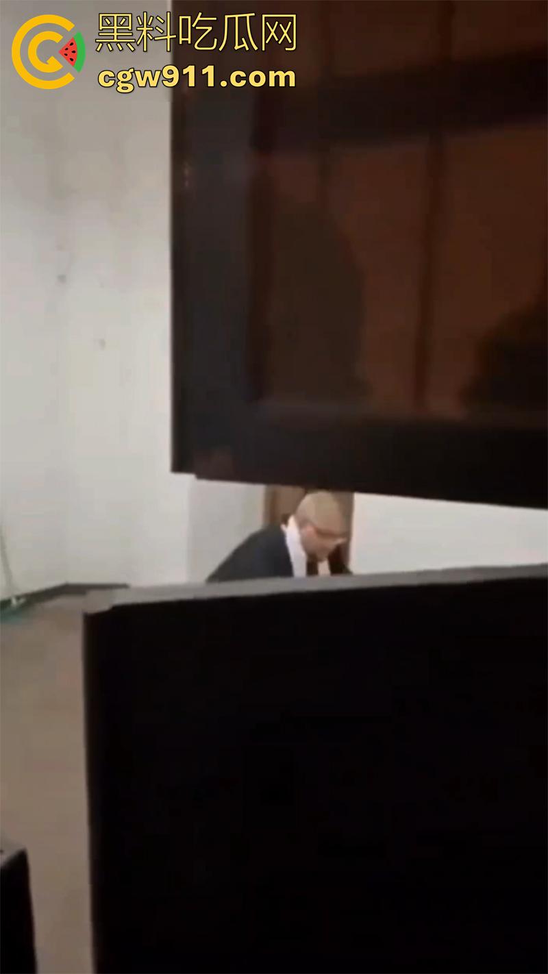 牧师大叔穿道授液,被信徒偷拍,国外牧师密室约会性感洋妞,美腿修长身材极品,正在为尤物净化身心,却被偷拍小伙打断施法!