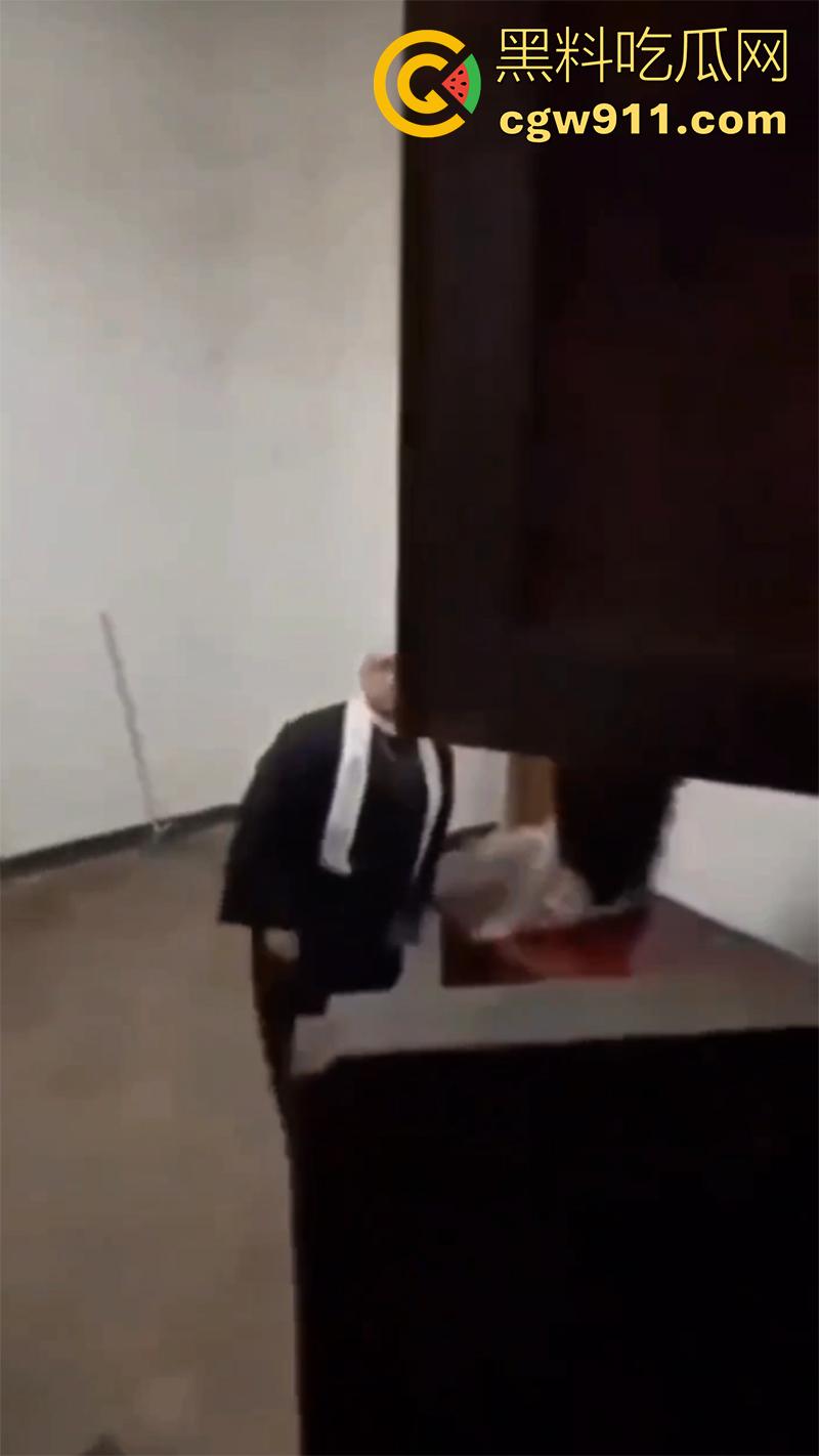 牧师大叔穿道授液,被信徒偷拍,国外牧师密室约会性感洋妞,美腿修长身材极品,正在为尤物净化身心,却被偷拍小伙打断施法!