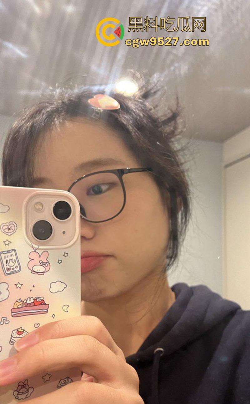 湘潭大学极品眼镜妹【林晴怡】与好兄弟一起尝试激情3P,反差小母狗前后夹击,深喉吞精反差到极致!