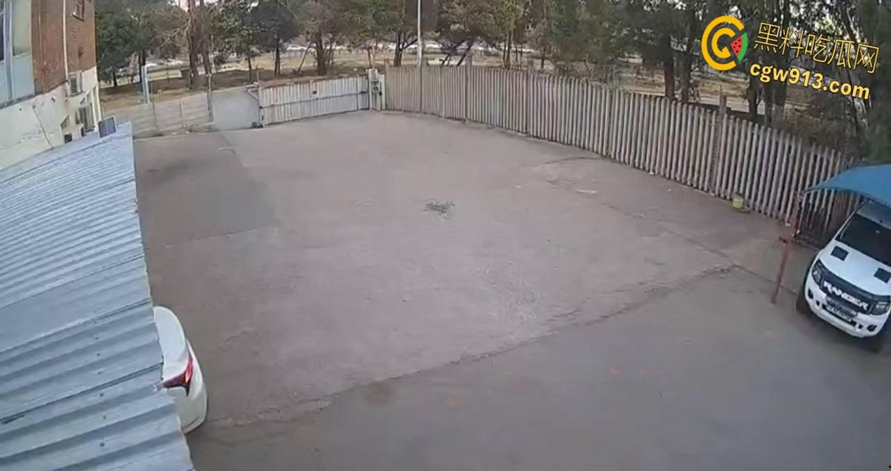 南非震惊绑架案,男子被白色轿车拦住,持枪示威恐吓男子,法外狂徒把他拖上车迅速逃离引热议 !