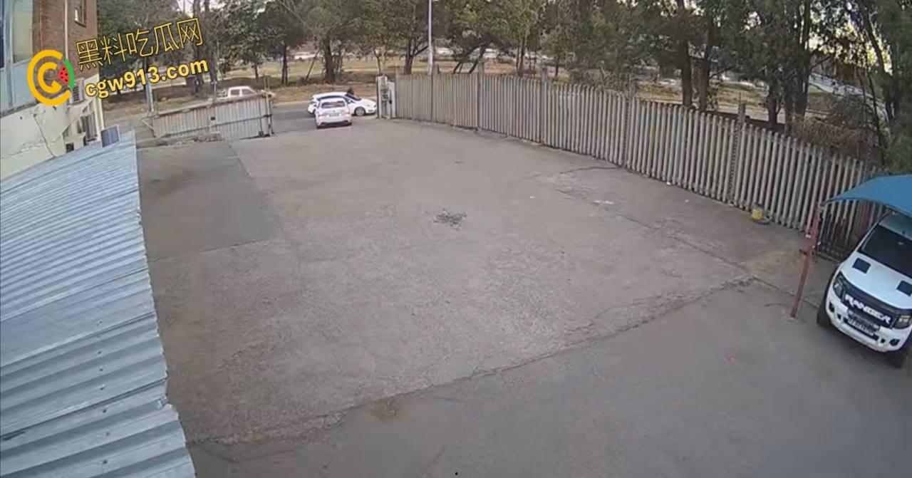 南非震惊绑架案,男子被白色轿车拦住,持枪示威恐吓男子,法外狂徒把他拖上车迅速逃离引热议 !