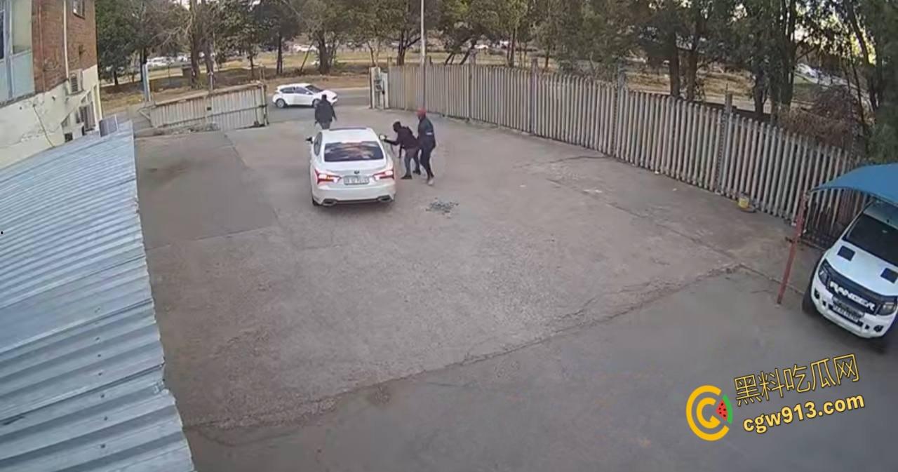 南非震惊绑架案,男子被白色轿车拦住,持枪示威恐吓男子,法外狂徒把他拖上车迅速逃离引热议 !