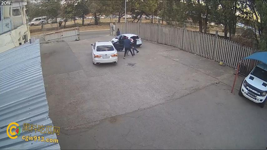 南非震惊绑架案,男子被白色轿车拦住,持枪示威恐吓男子,法外狂徒把他拖上车迅速逃离引热议 !