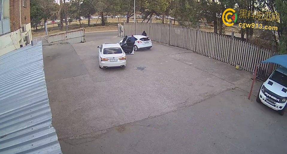 南非震惊绑架案,男子被白色轿车拦住,持枪示威恐吓男子,法外狂徒把他拖上车迅速逃离引热议 !