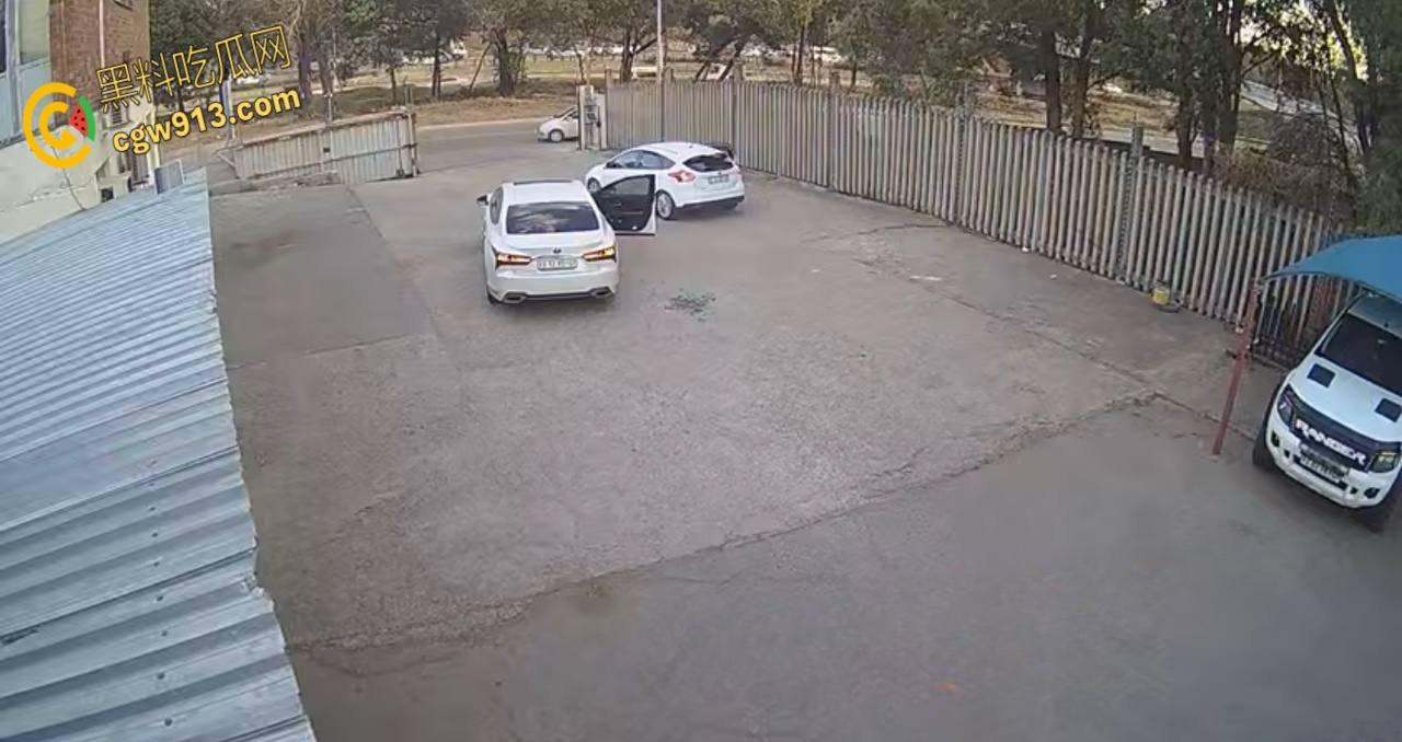 南非震惊绑架案,男子被白色轿车拦住,持枪示威恐吓男子,法外狂徒把他拖上车迅速逃离引热议 !