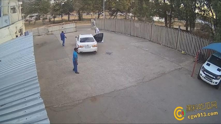 南非震惊绑架案,男子被白色轿车拦住,持枪示威恐吓男子,法外狂徒把他拖上车迅速逃离引热议 !