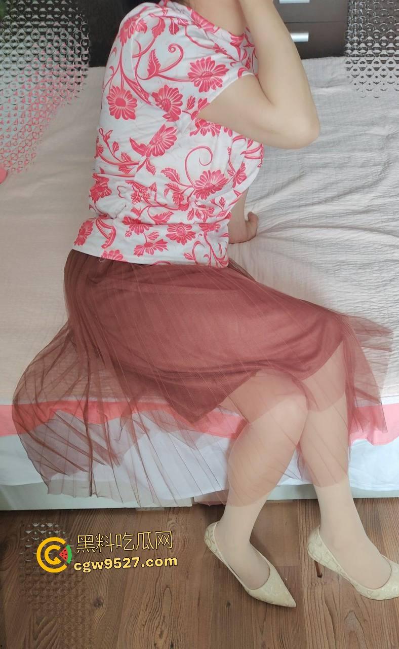 海角大神再刷战绩!继父钓鱼不在家,肥臀妈妈被黄瓜鸡儿轮番插爆,丝袜脚高潮喷白沫!