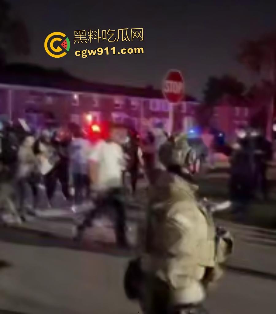 芝加哥移民猎巫大行动!特朗普铁拳砸下800+非法客从车中拖出狂搜住所,巴士驱逐潮喷抗议者怒吼“Shit”!