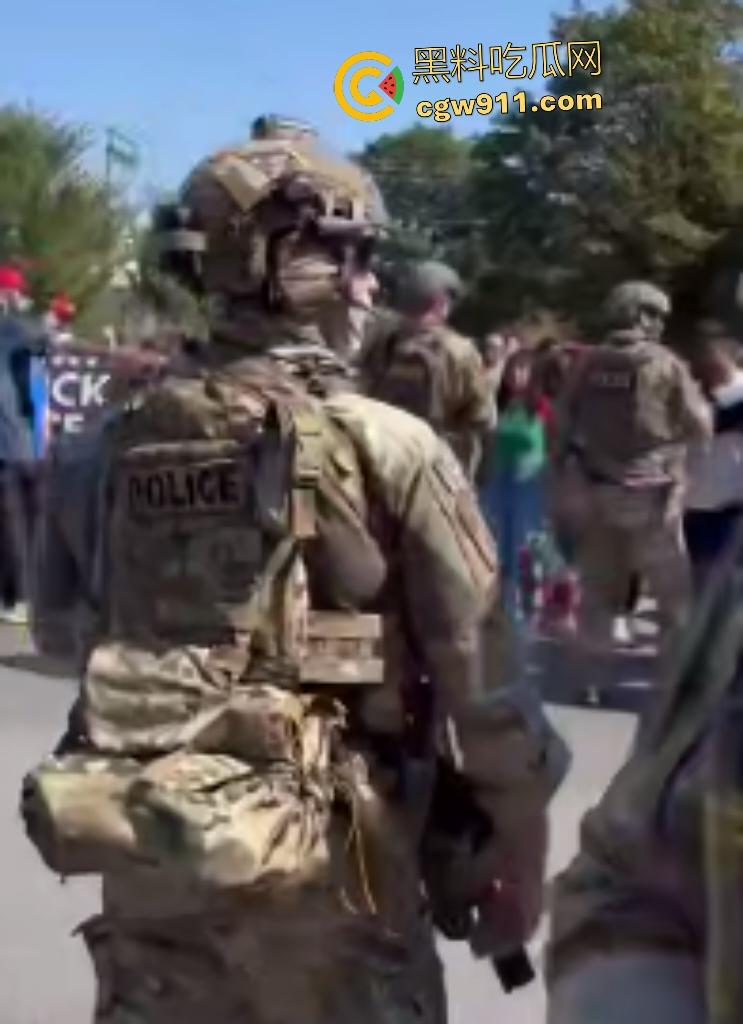 芝加哥移民猎巫大行动!特朗普铁拳砸下800+非法客从车中拖出狂搜住所,巴士驱逐潮喷抗议者怒吼“Shit”!