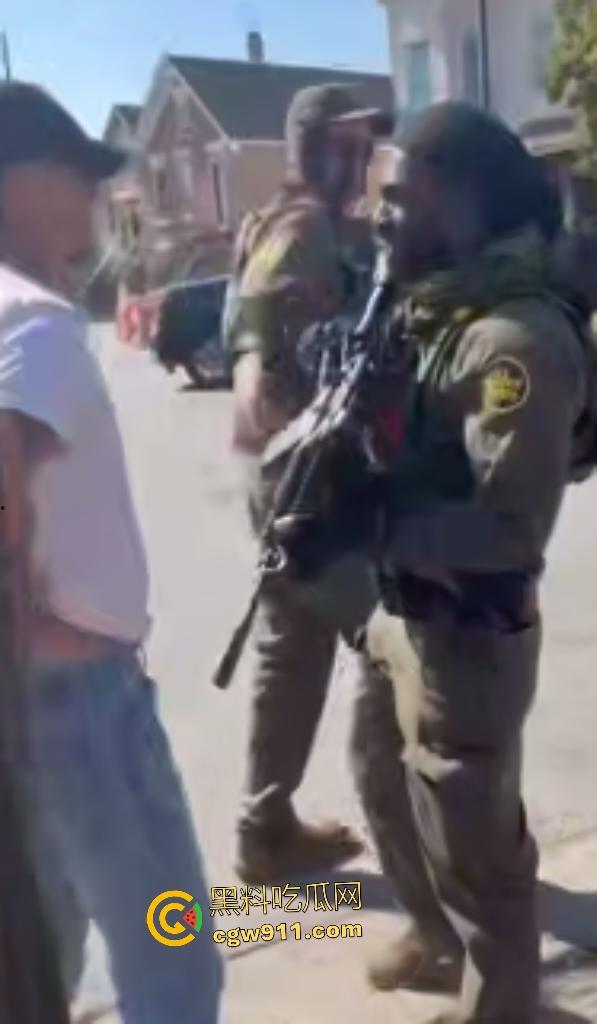 芝加哥移民猎巫大行动!特朗普铁拳砸下800+非法客从车中拖出狂搜住所,巴士驱逐潮喷抗议者怒吼“Shit”!