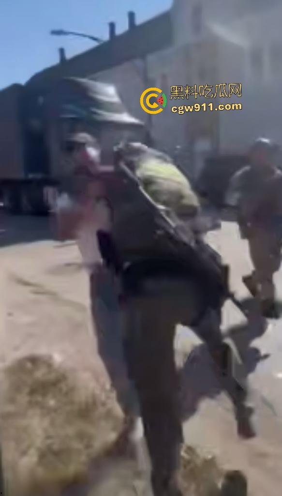 芝加哥移民猎巫大行动!特朗普铁拳砸下800+非法客从车中拖出狂搜住所,巴士驱逐潮喷抗议者怒吼“Shit”!