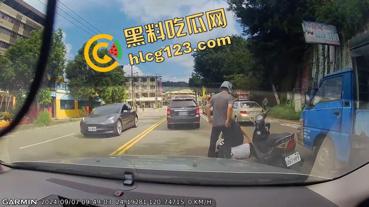 台湾便衣警察摩托车别停货车，上演街头惊险抓捕在逃犯！